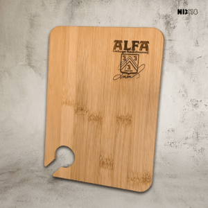 Alfa bier borrelplank Bamboe met Alfa logo en ruimte voor een glas