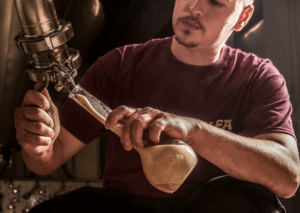 Brouwmeester Jurgen met Meens Stamgist in de Alfa Bierbrouwerij