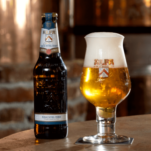 Alfa Krachtig Dort met bierschuim schuimkraag in speciaalbierglas