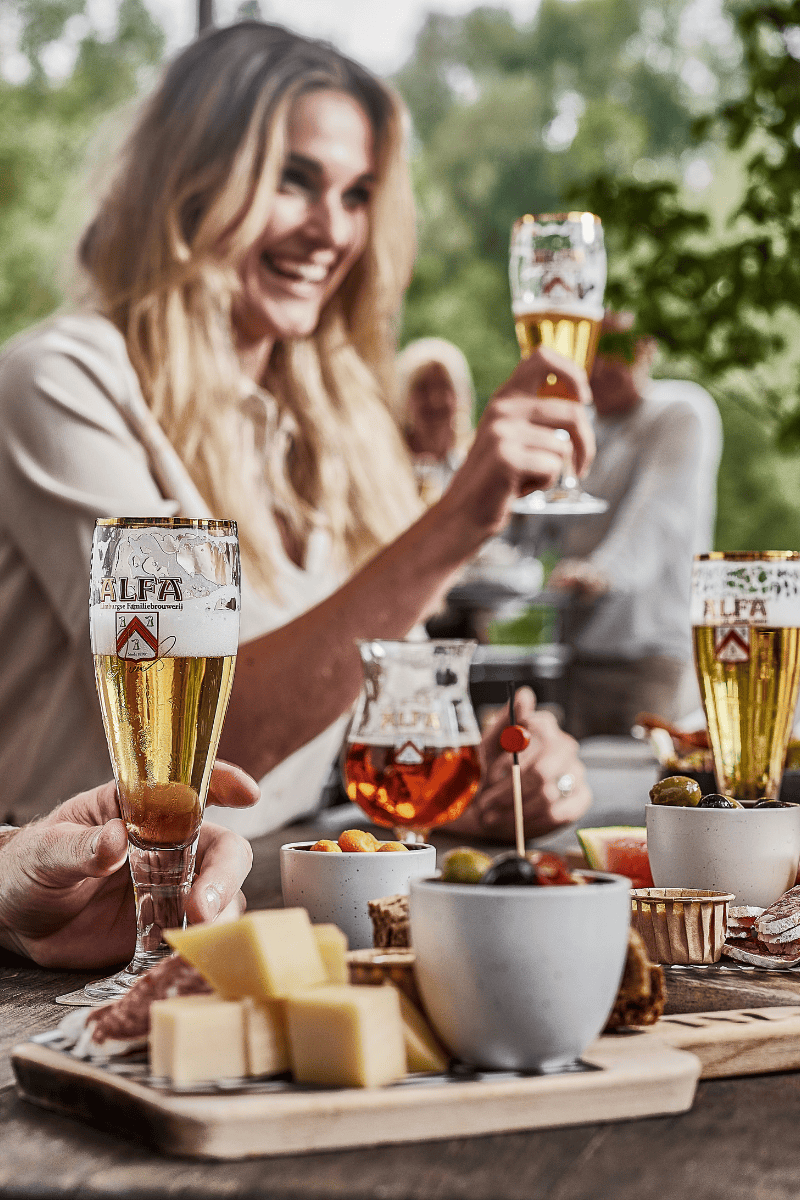 Vrouwen uitje borrel Alfa Brouwerijcafé terras
